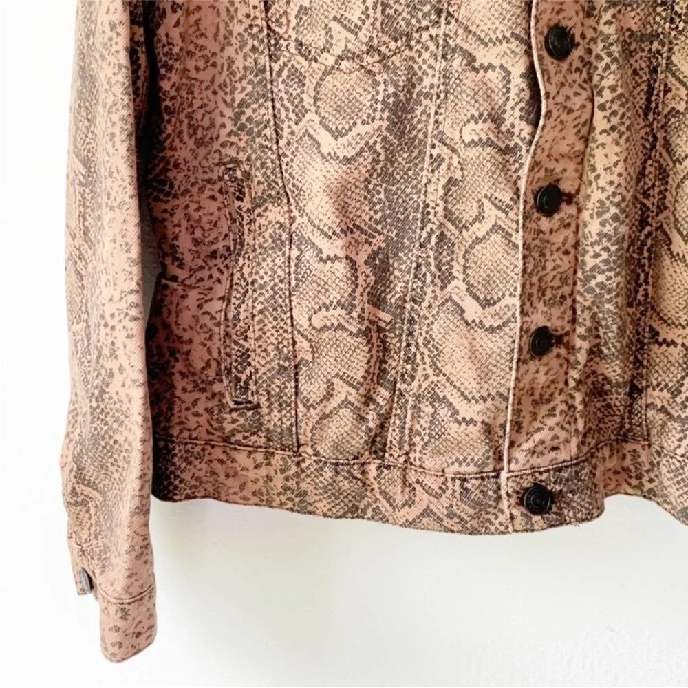 FREE PEOPLE‎ Snake Print Trucker Jacket in Brown Women's Small Button Up Pockets - Picture 5 of 9
